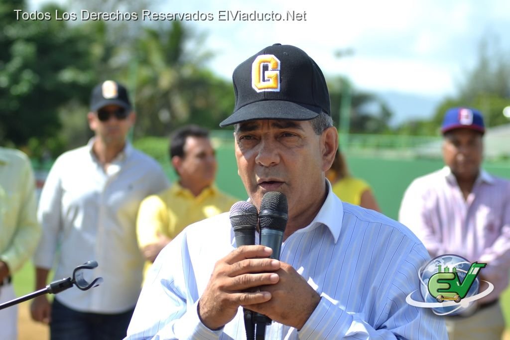 El Gobernador de Espaillat, Lic. Dilone Ovalles, brindó las palabras de bienvenida en inauguración de Liga de Verano Dominicana 2013